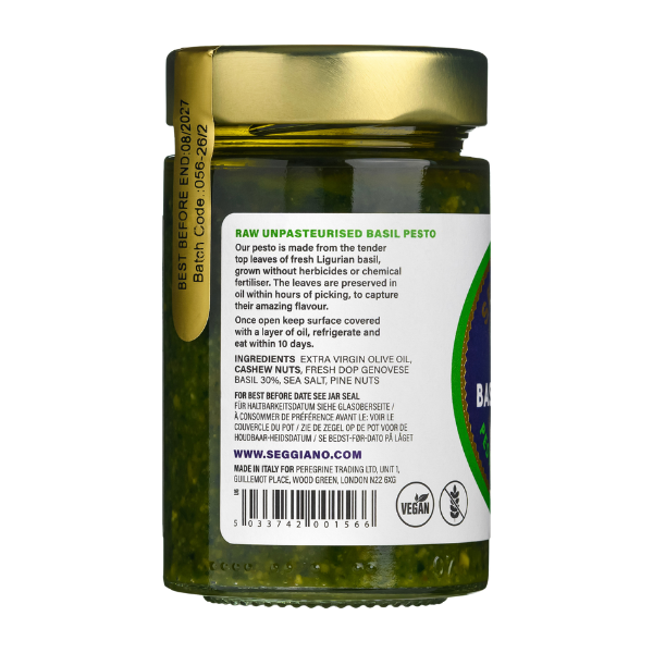 Basilikumspesto side med ingredienser